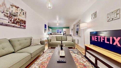 Top Floor Luxury Apartment, Private Parking and 18 mins to London
