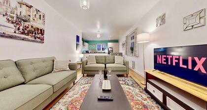 Top Floor Luxury Apartment, Private Parking and 18 mins to London