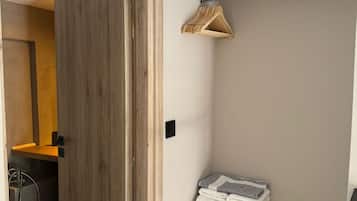 Apartment, Smoking | 2 bedrooms, desk