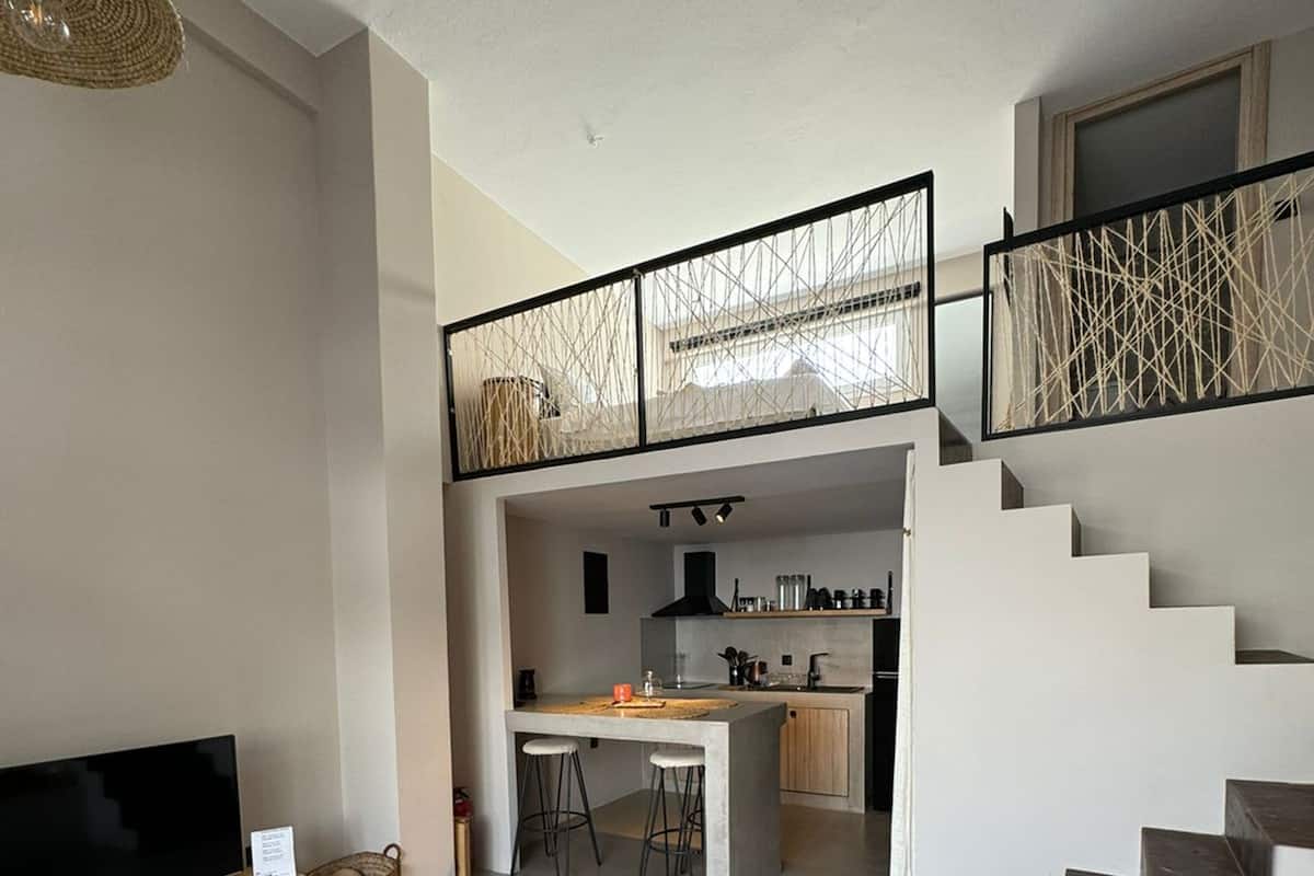 Appartement, roken | 2 slaapkamers, een bureau