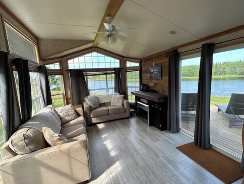 Private Waterfront Getaway

