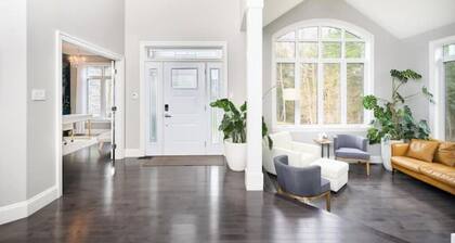 4 bedroom, Luxury Forest Oasis w/ Hot tub