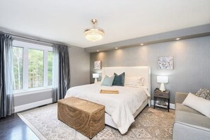 4 bedrooms, iron/ironing board, WiFi, bed sheets