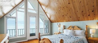 East Coastal- Waterfront Cottage

