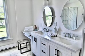 Hair dryer, towels, soap, toilet paper - Master Mariner Molly's, Alma NB Sleeps 6 Guests

 (Alma)