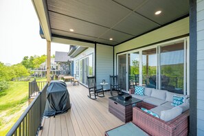 Terrace/patio - Modern Dog Friendly Mountain Retreat w/ Hot Tub (Oakland)