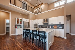 冷蔵庫、電子レンジ、オーブン、コンロ