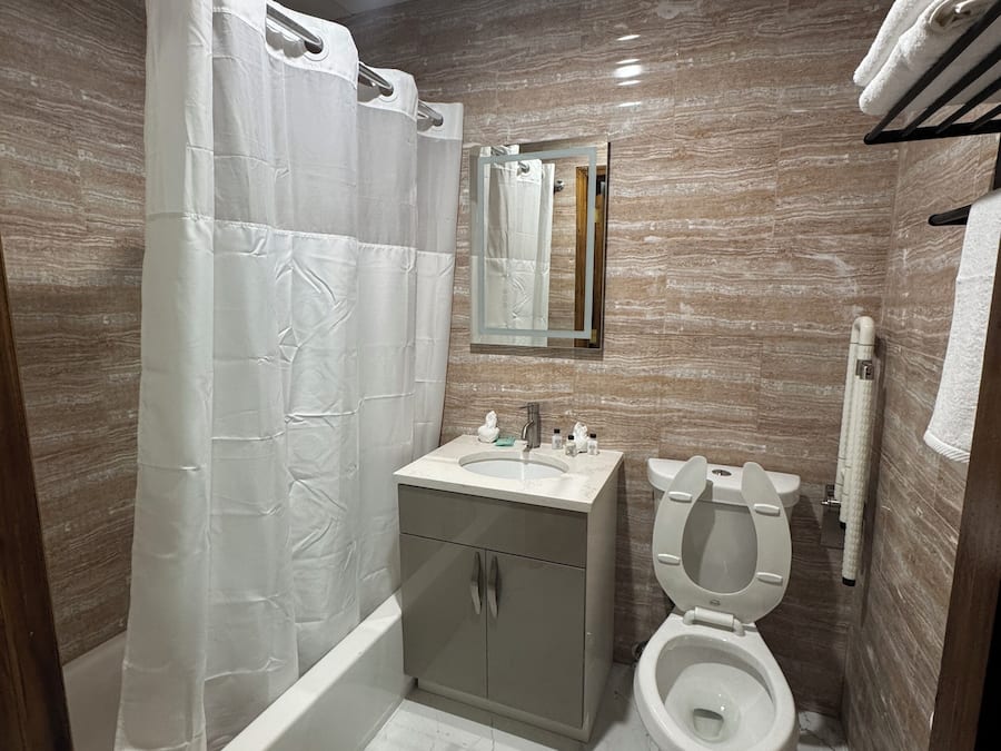 Un baño con bañera, inodoro y lavamanos.