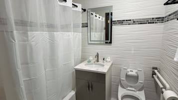 Comfort Room, 1 Bedroom | Bathroom