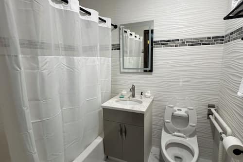 Comfort Room, 1 Bedroom | Bathroom | Free toiletries, towels, soap, shampoo