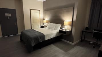 Comfort Room, 1 Bedroom | Desk, laptop workspace, soundproofing, iron/ironing board