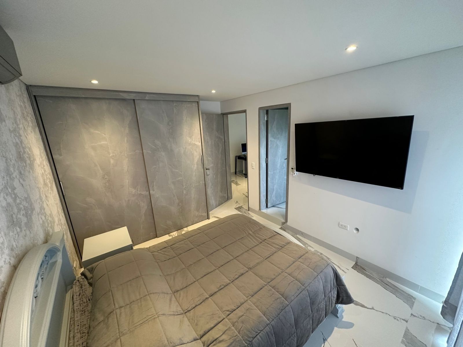 8 bedrooms, WiFi, bed sheets