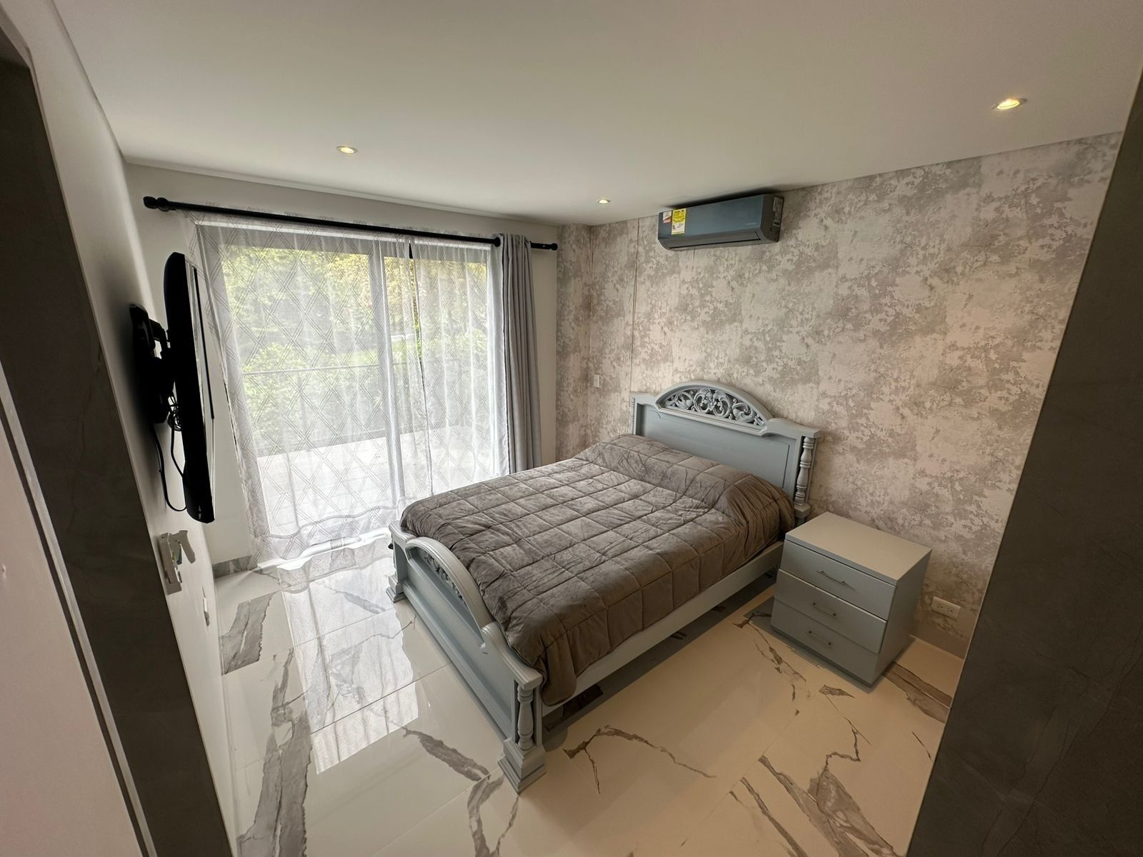 8 bedrooms, WiFi, bed sheets