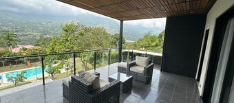 Spacious 8-bedroom condo in enchanting Copacabana with fitness room, WiFi