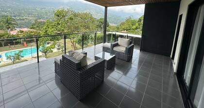 Spacious 8-bedroom condo in enchanting Copacabana with fitness room, WiFi