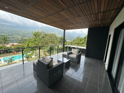 Spacious 8-bedroom condo in enchanting Copacabana with fitness room, WiFi