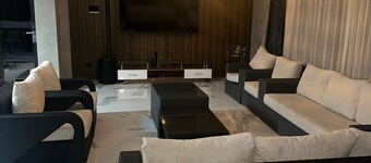 Spacious 8-bedroom condo in enchanting Copacabana with fitness room, WiFi