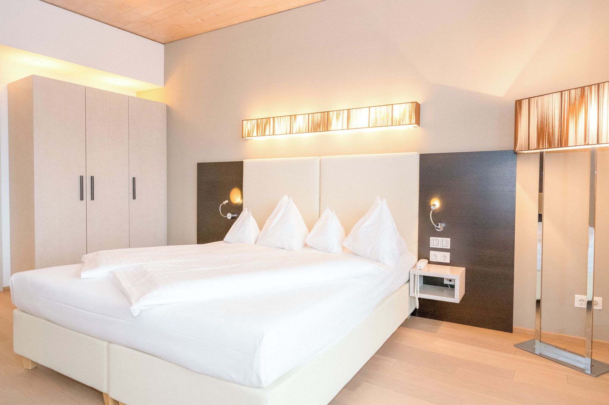 Ático Confort | Ropa de cama hipoalergénica, minibar, caja fuerte y escritorio