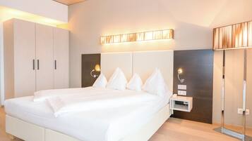 Ático Confort | Ropa de cama hipoalergénica, minibar, caja fuerte y escritorio