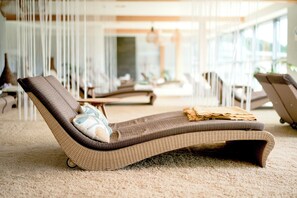A lounge chair with a woven backrest and a cushion, positioned on a carpeted floor. - Allegria Resort Stegersbach (Stegersbach)