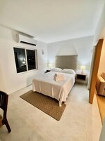 Muebles diferentes, escritorio y espacio para trabajar con laptop