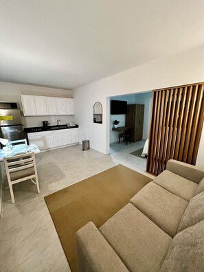 Comfort Studio Suite, 1 Bedroom, Pool Access, Courtyard View APT 5 | Eget tekjøkken | Kjøleskap, kokeplater, kaffetrakter/tekoker og vannkoker