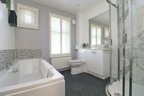 Shower, hair dryer, towels - Spacious townhouse close to Padstow harbour. (Padstow)