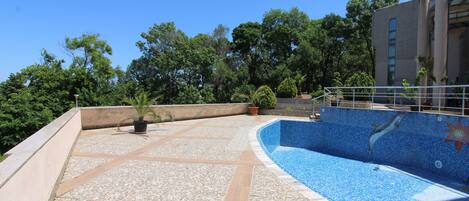 Een seizoensgebonden buitenzwembad