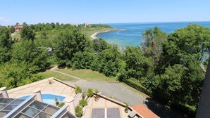 A view of a coastal area with a clear sky, dense greenery, and a curved shoreline. - Menada Vris Apartments (Tsarevo)