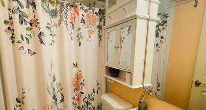 Charming 1-bedroom apartment in Carmel with WiFi, AC