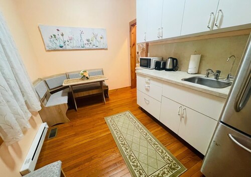 Charming 1-bedroom apartment in Carmel with WiFi, AC