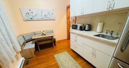 Charming 1-bedroom apartment in Carmel with WiFi, AC