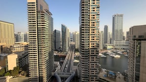Un edificio moderno di grandi dimensioni, con diversi balconi e un ingresso ben visibile.