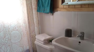 Classic Cabin, Garden View | Bathroom