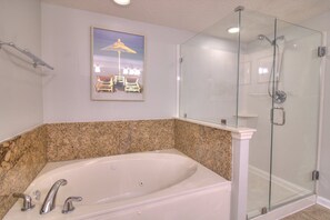Dusche, Whirlpool, Handtücher, Toilettenpapier
