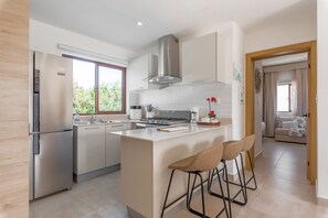 Fridge, oven, coffee/tea maker, toaster - 2 Bedrooms, Pool, and Beach 7 Minutes Away (Punta Cana)