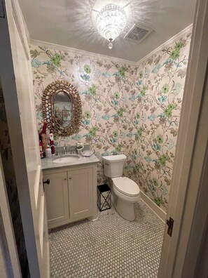 Dusj, hårføner, håndklær og såpe