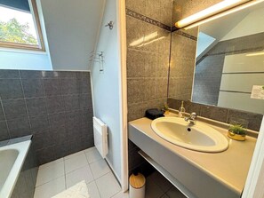 Douche, bidet, serviettes fournies