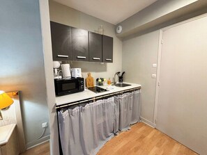 Fridge, microwave, stovetop, coffee/tea maker