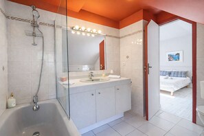 Bruser, hårtørrer, bidet, håndklæder