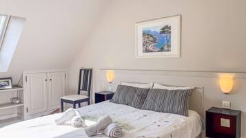 2 bedrooms, iron/ironing board, bed sheets