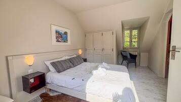 2 bedrooms, iron/ironing board, bed sheets