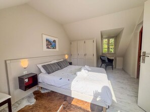 2 bedrooms, iron/ironing board, bed sheets