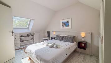 2 bedrooms, iron/ironing board, bed sheets