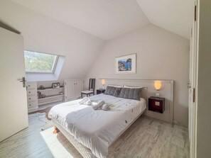 2 sovrum, strykjärn/strykbräda och sängkläder