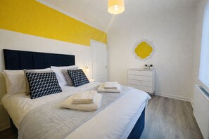 2 bedrooms, iron/ironing board, internet, bed sheets