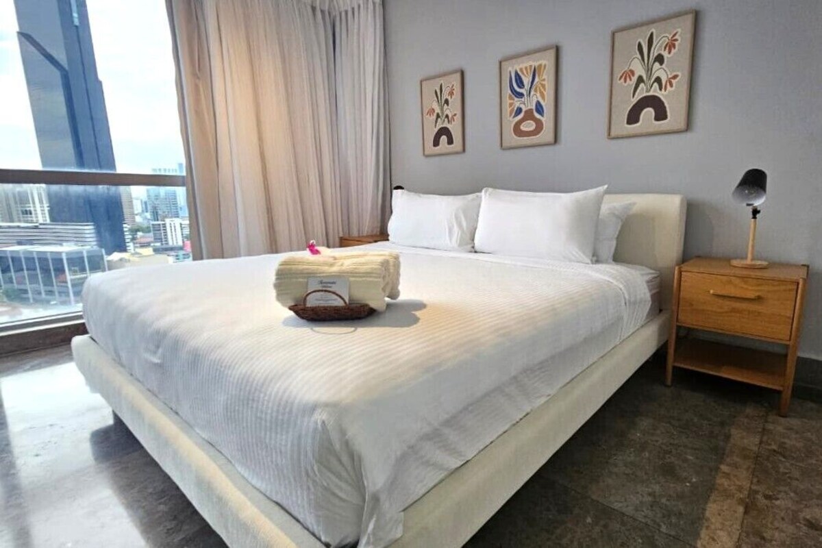 Departamento Royal, balcón, vista a la ciudad | Escritorio, espacio para trabajar con laptop y wifi 