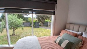 3 bedrooms, desk, iron/ironing board, travel crib - Capel Sound Hideaway (Capel Sound)