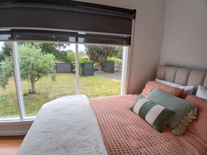 3 室のベッドルーム、デスク、アイロン / アイロン台、旅行用ベビーベッド