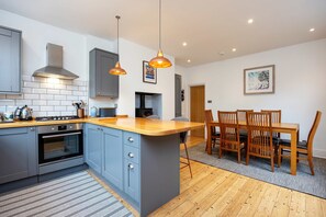 3 عدّة غرف نوم وخدمة الإنترنت